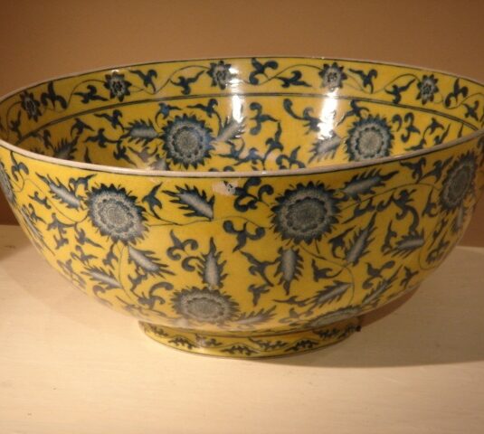 LARGE CHINESE MING BLUE AND YELLOW FLORAL CHINA BOWL 14/i DIAM
